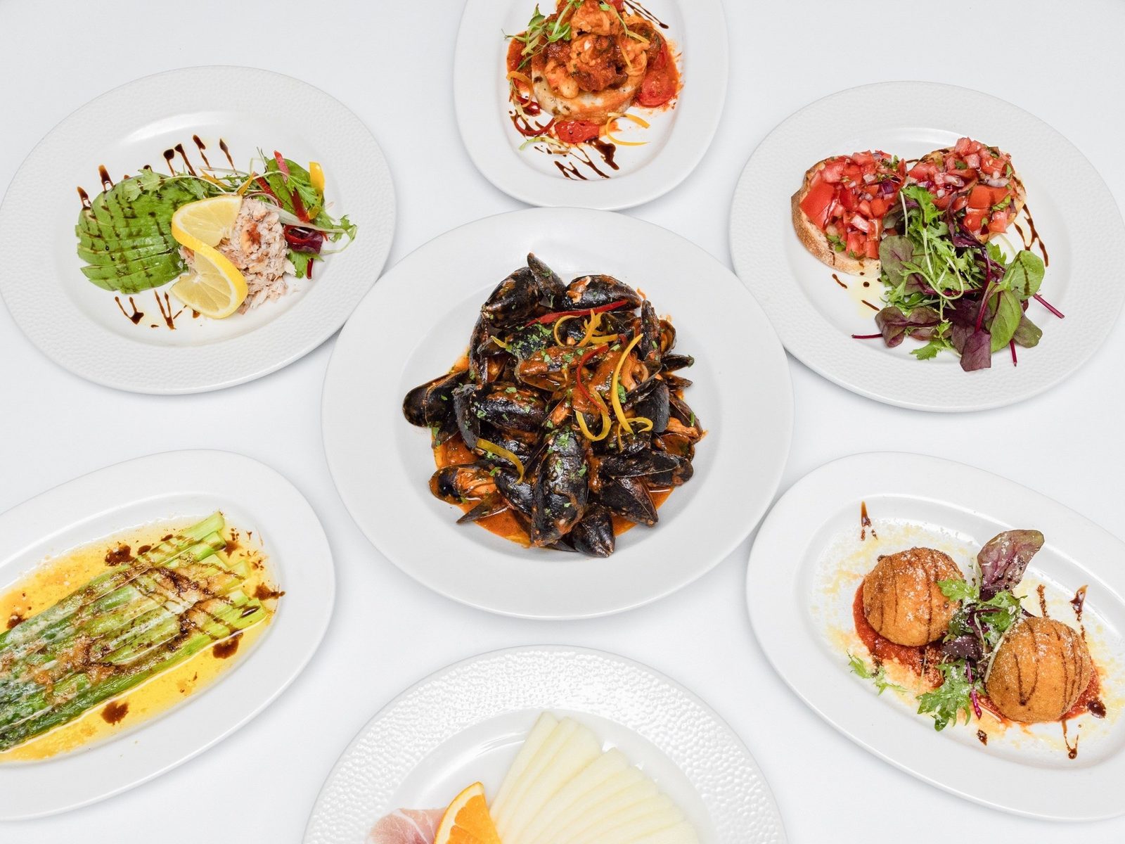 An overhead spread of La Meridiana’s Italian dishes: mussels, bruschetta, arancini and more